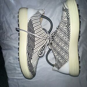 ECCO WOMEN sz us 7-7.5  EU 39/40 Modern Black and White Knit Sneakers